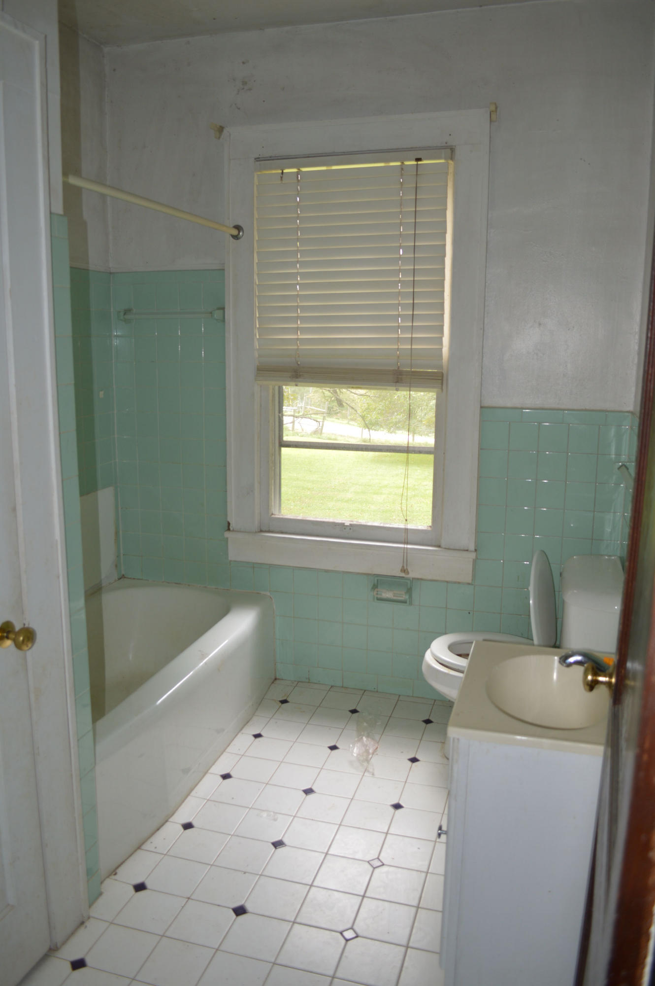 2372 Rutrough Road Southeast Roanoke, VA 24014 - Photo 5 of 19 DSC_0392