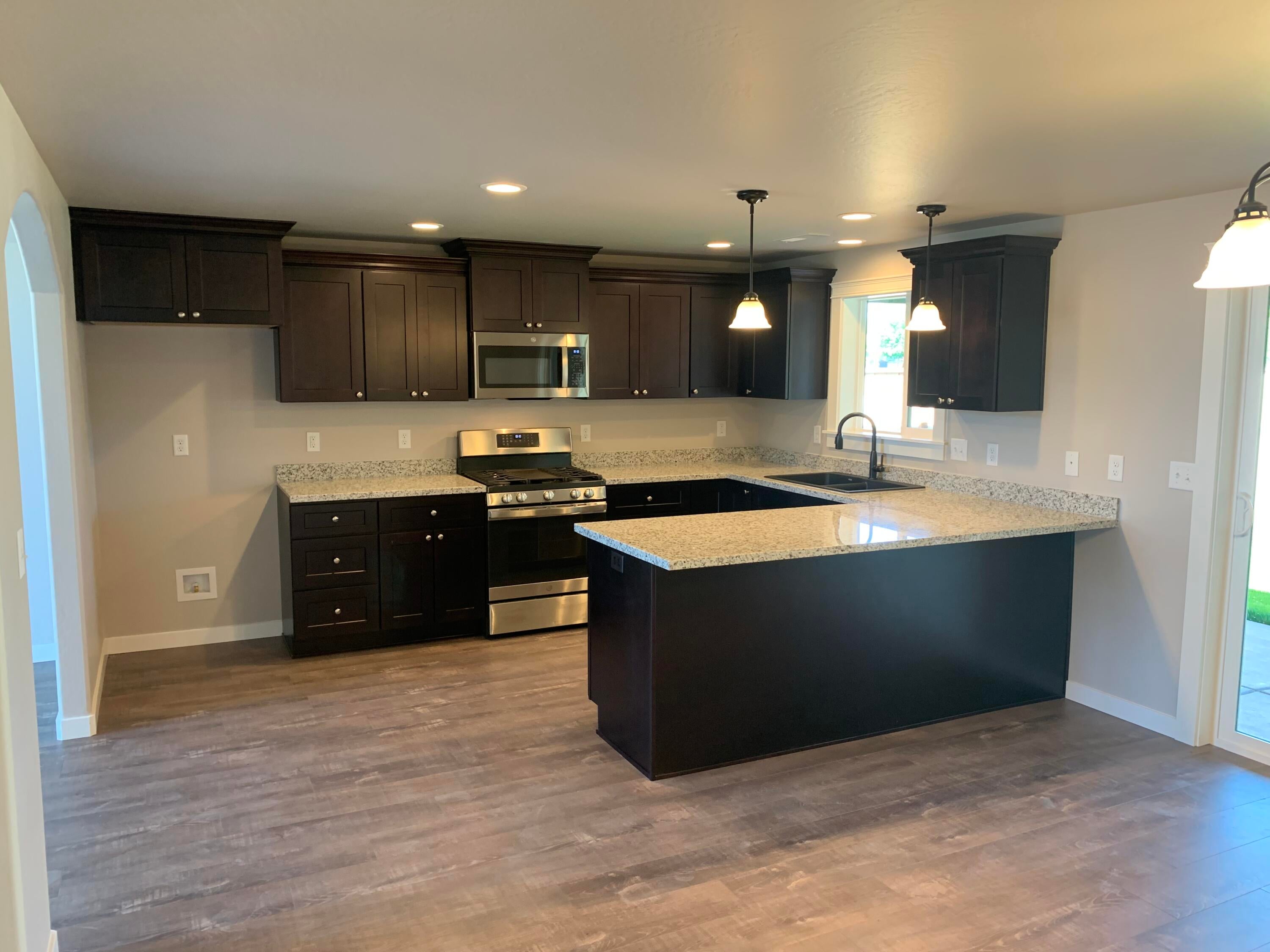 259 Samuel Lane Loop Road Phoenix, OR 97535 - Photo 9 of 22 KItchen