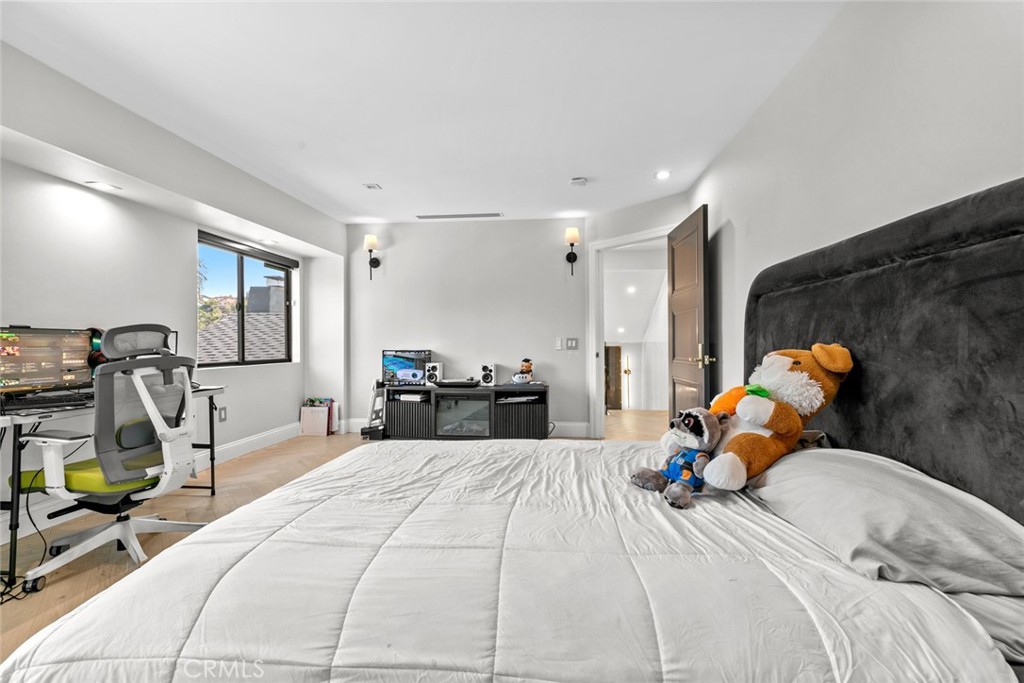 2223 Flintridge Drive Glendale, CA 91206 - Photo 39 of 74