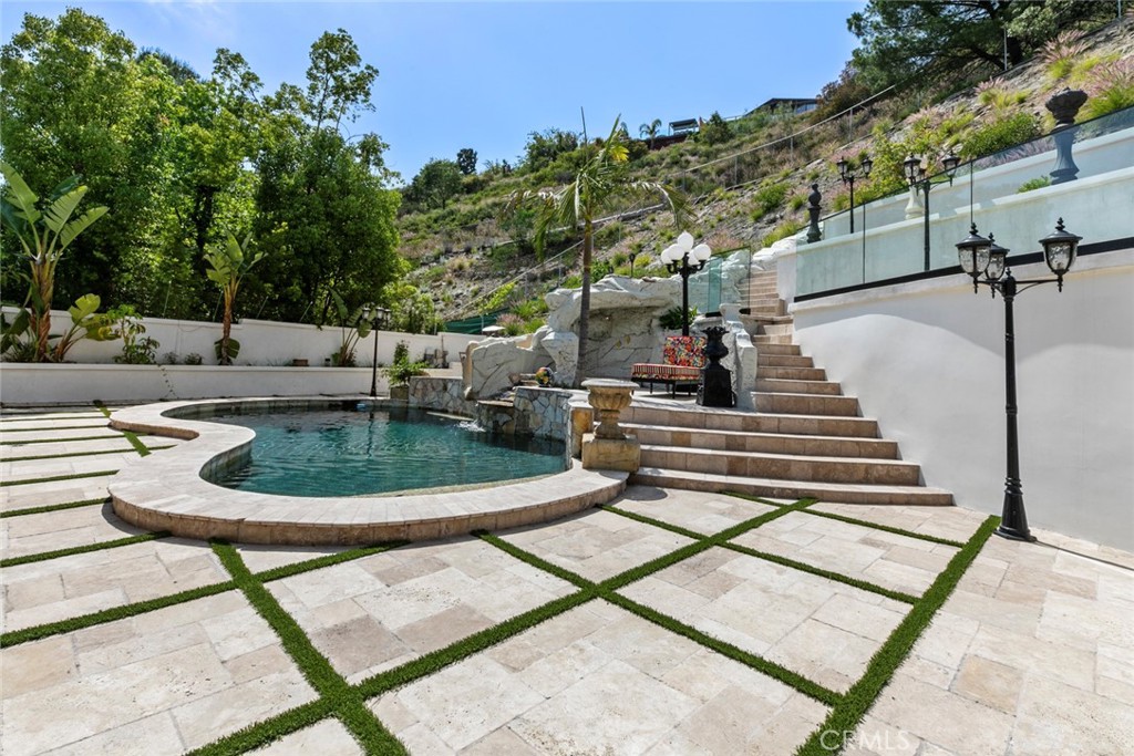 2223 Flintridge Drive Glendale, CA 91206 - Photo 59 of 74