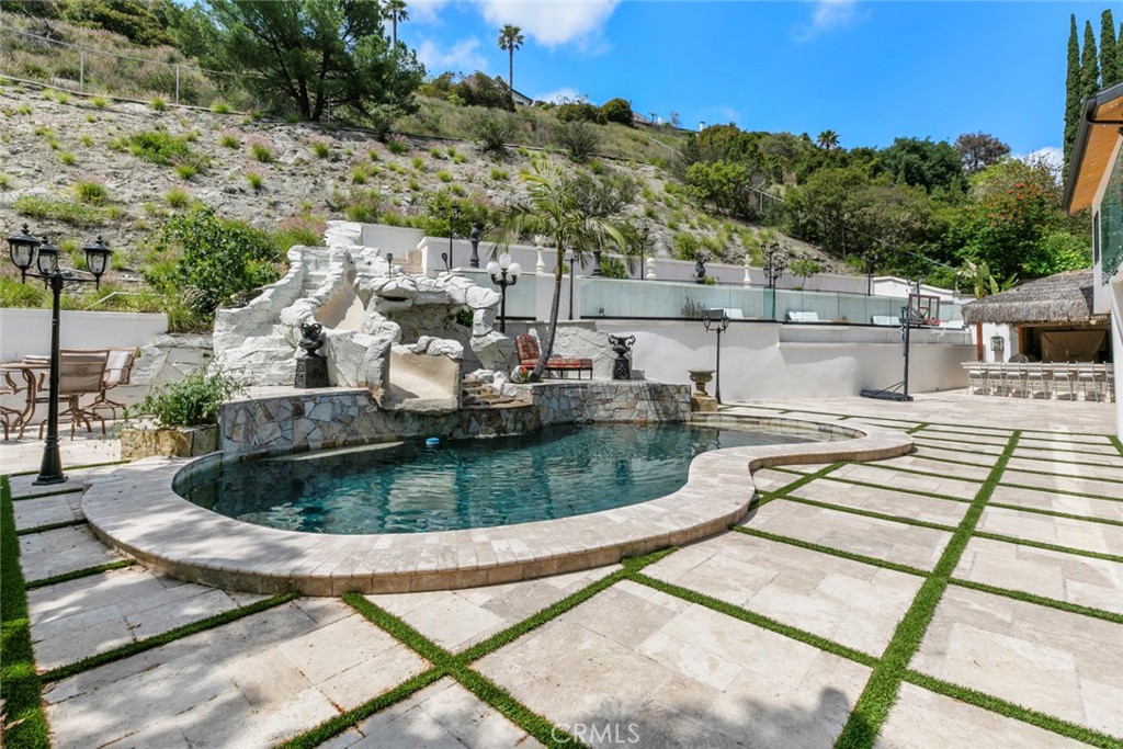 2223 Flintridge Drive Glendale, CA 91206 - Photo 65 of 74