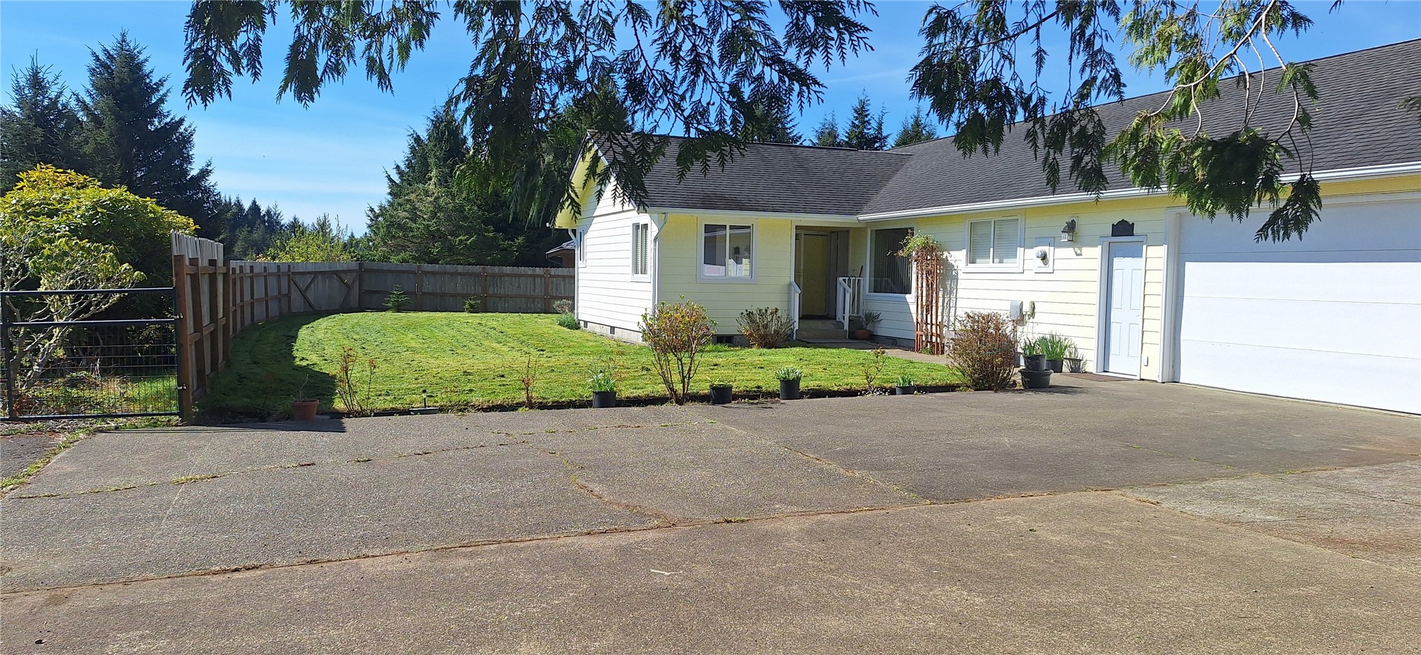 10 Spruce South Bend, WA 98586 - Photo 1 of 29 a front view of a house having yard