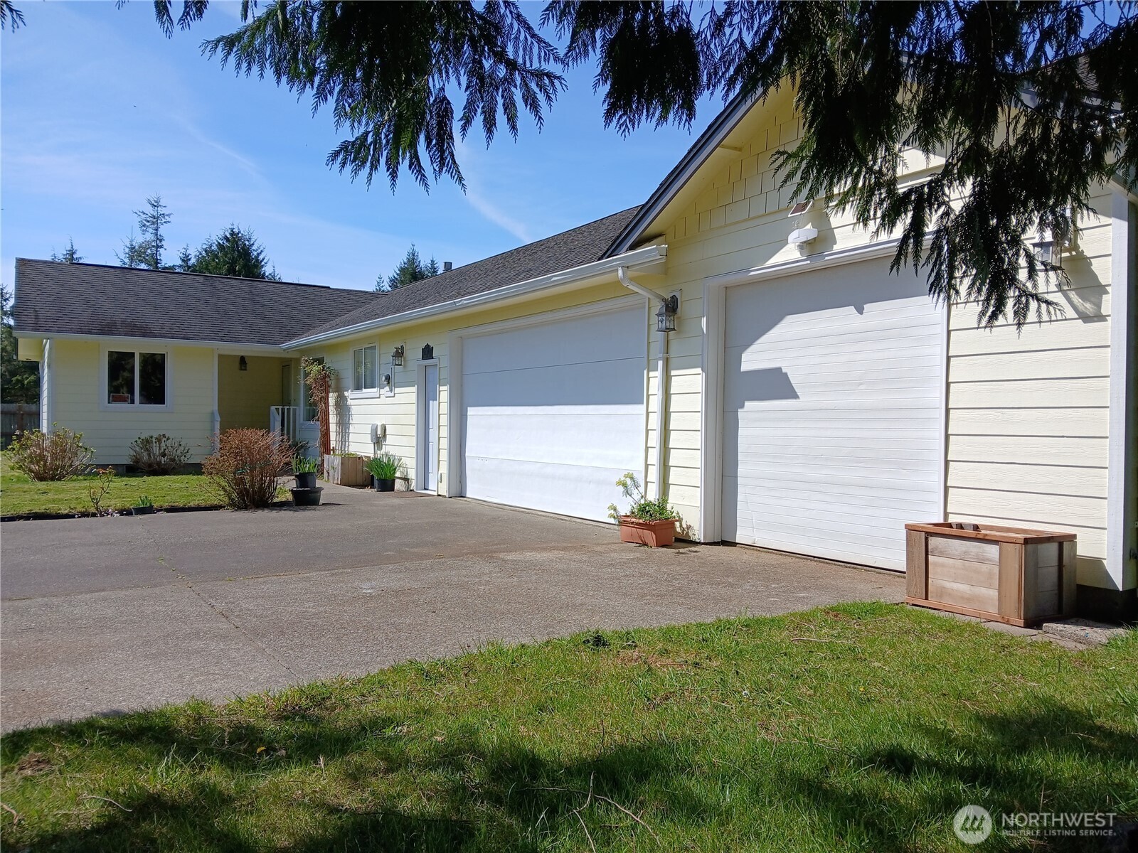 10 Spruce South Bend, WA 98586 - Photo 2 of 29 a front view of a house with a garden