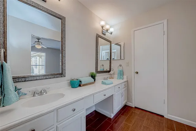 $2,200 | 2022 Highland Hills Drive, Sugar Land, TX 77478