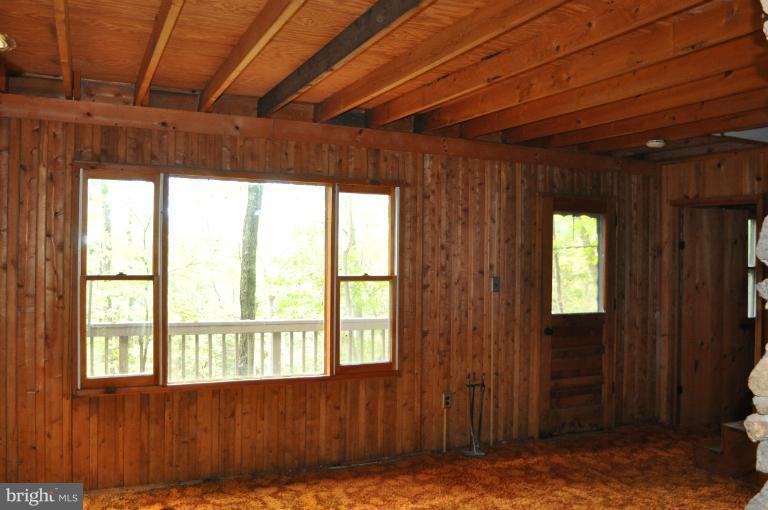 387 Battle Run Road Washington, VA 22747 - Photo 13 of 16 Living Room