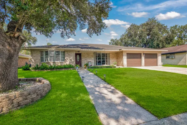 $2,000 | 2202 Eaves Drive, Baytown, TX 77520