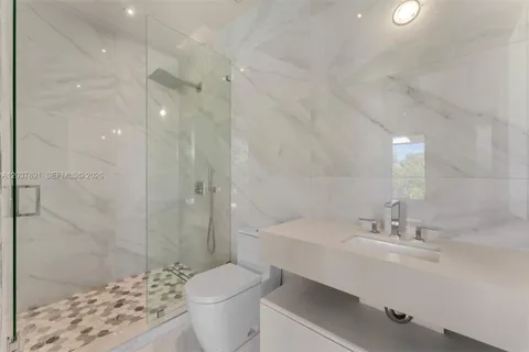 $7,295,000 | 4430 Nautilus Drive, Miami Beach, FL 33140