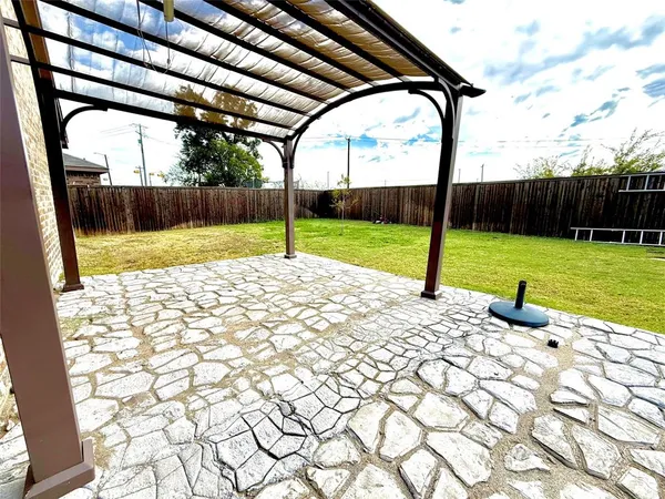 a view of a backyard