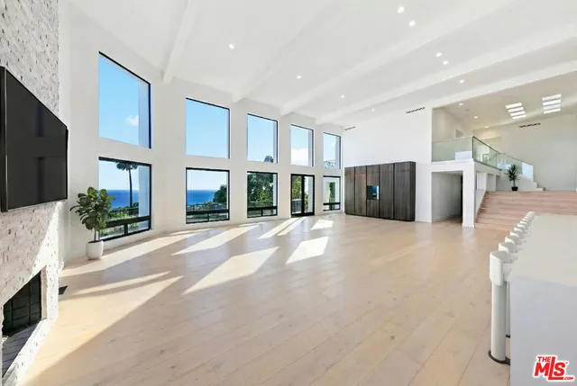 $11,995,000 | 32597 Pacific Coast Highway, Malibu, CA 90265