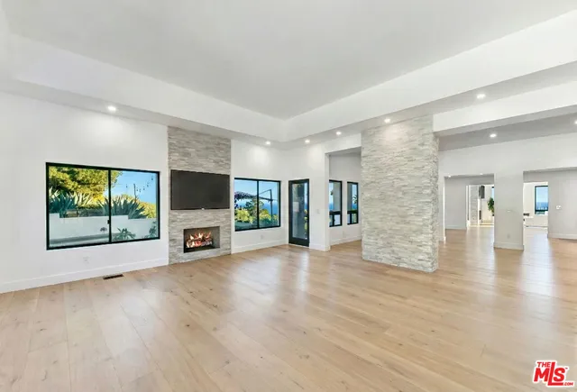 $11,995,000 | 32597 Pacific Coast Highway, Malibu, CA 90265