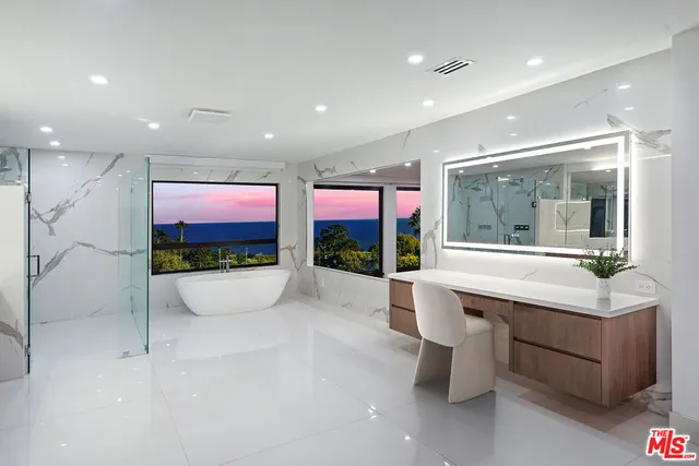 $11,995,000 | 32597 Pacific Coast Highway, Malibu, CA 90265