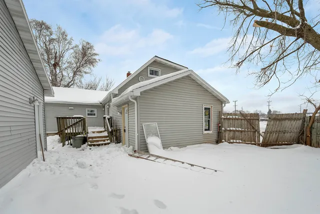 $235,000 | 412 Ft Howard Avenue, De Pere, WI 54115