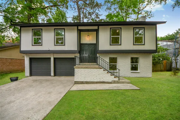 $475,000 | 33 Kittiwake Court, The Woodlands, TX 77380