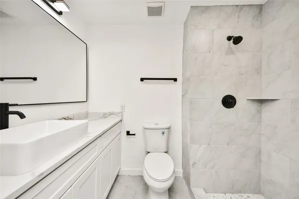 $475,000 | 33 Kittiwake Court, The Woodlands, TX 77380