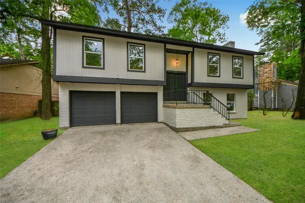 $475,000 | 33 Kittiwake Court, The Woodlands, TX 77380