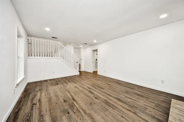 $475,000 | 33 Kittiwake Court, The Woodlands, TX 77380