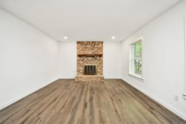 $475,000 | 33 Kittiwake Court, The Woodlands, TX 77380