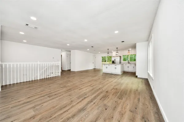 $475,000 | 33 Kittiwake Court, The Woodlands, TX 77380