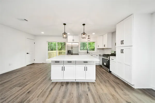 $475,000 | 33 Kittiwake Court, The Woodlands, TX 77380