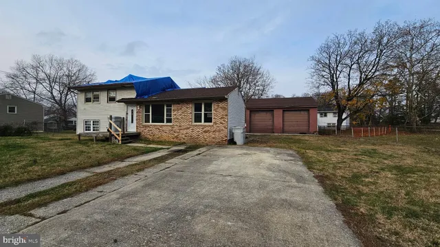 a view of house with a yard