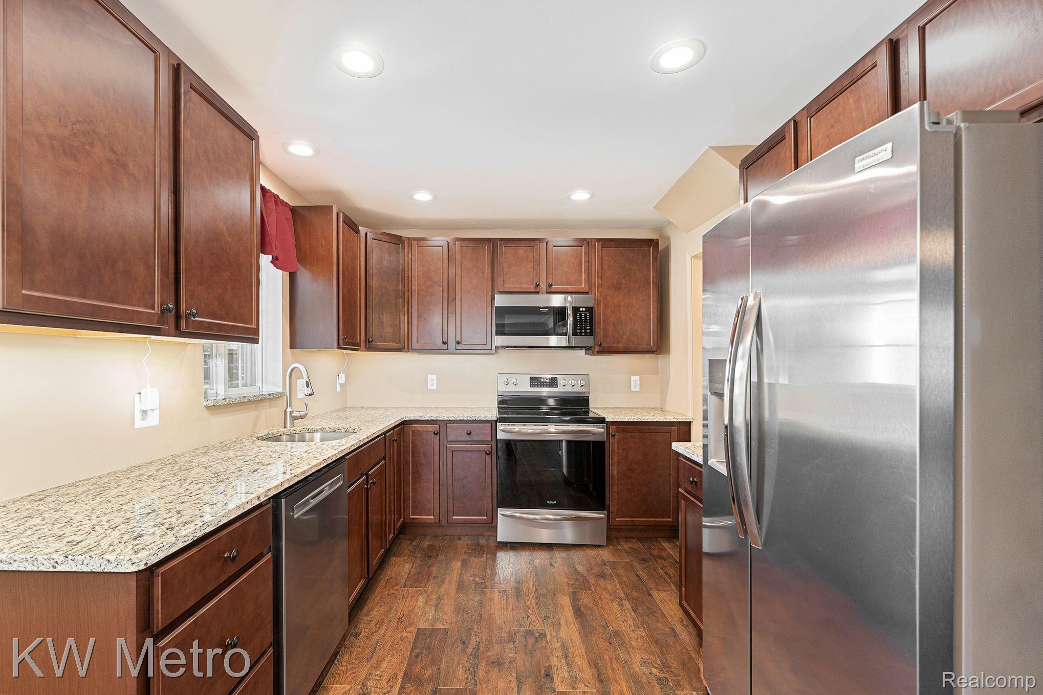 15570 Charles R Avenue Eastpointe, MI 48021 - Photo 11 of 32 Gallery Image 11