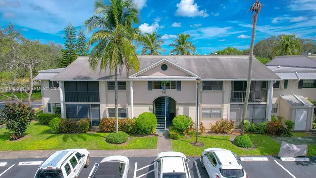 $209,000 | 927 Northeast 199th Street, Unit 104, Miami, FL 33179