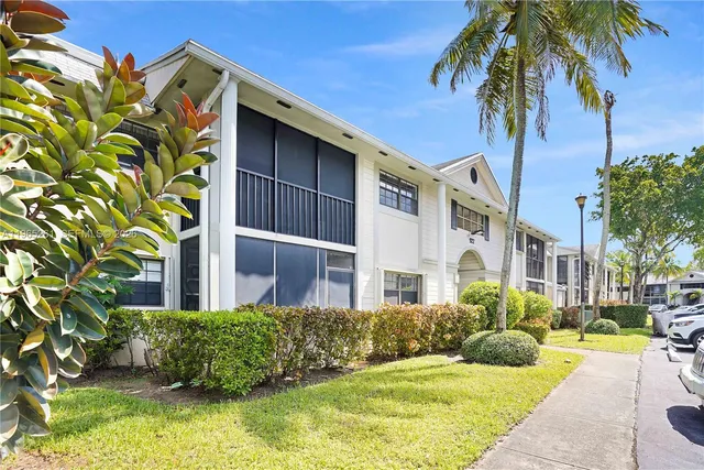 $209,000 | 927 Northeast 199th Street, Unit 104, Miami, FL 33179