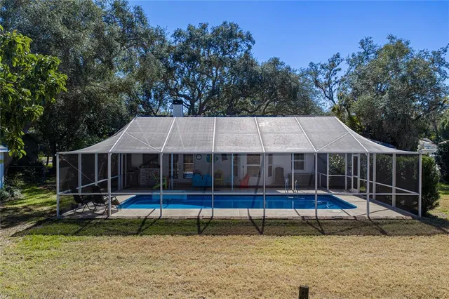 a view of a backyard