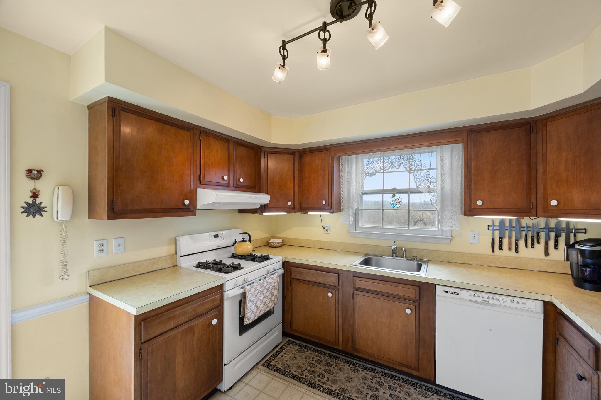 509 Holly Knoll Road Hockessin, DE 19707 - Photo 10 of 34 a kitchen that has a sink a stove and cabinets