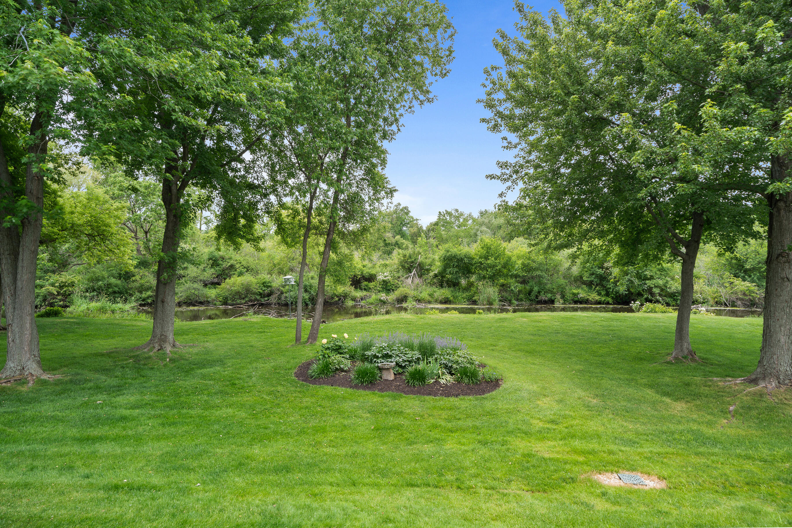 401 Abbey Ridge Court Fontana, WI 53125 - Photo 52 of 82 Amazing Yard