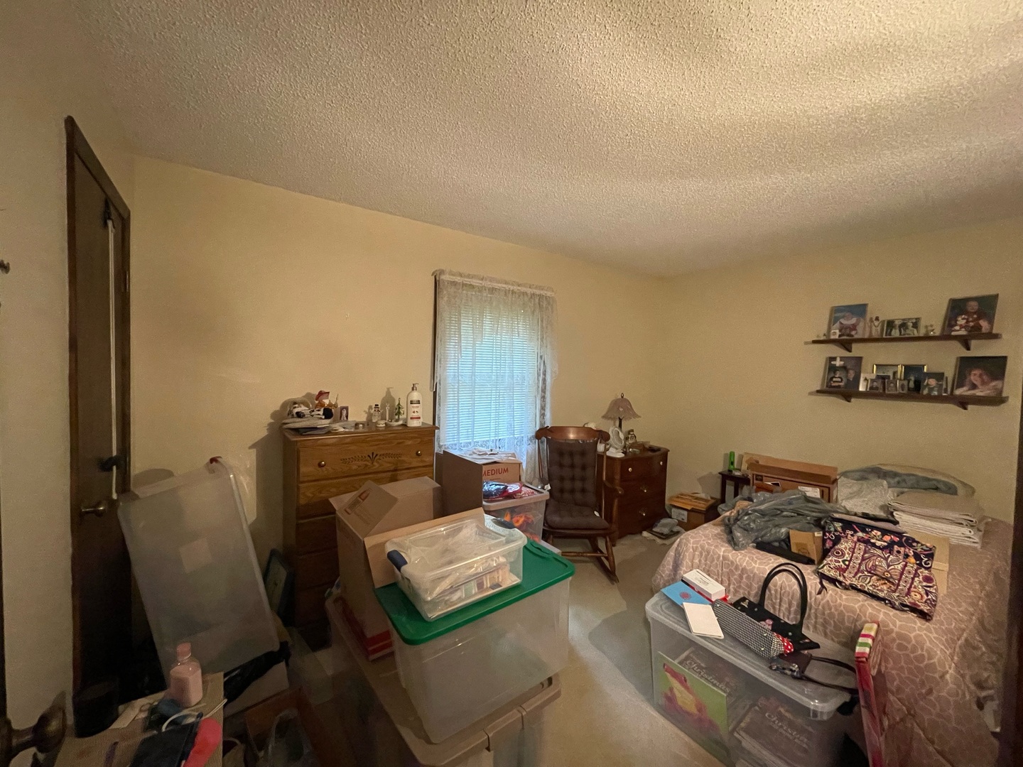 830 South Green Meadow Drive Decatur, IL 62521 - Photo 15 of 26 a living room with furniture