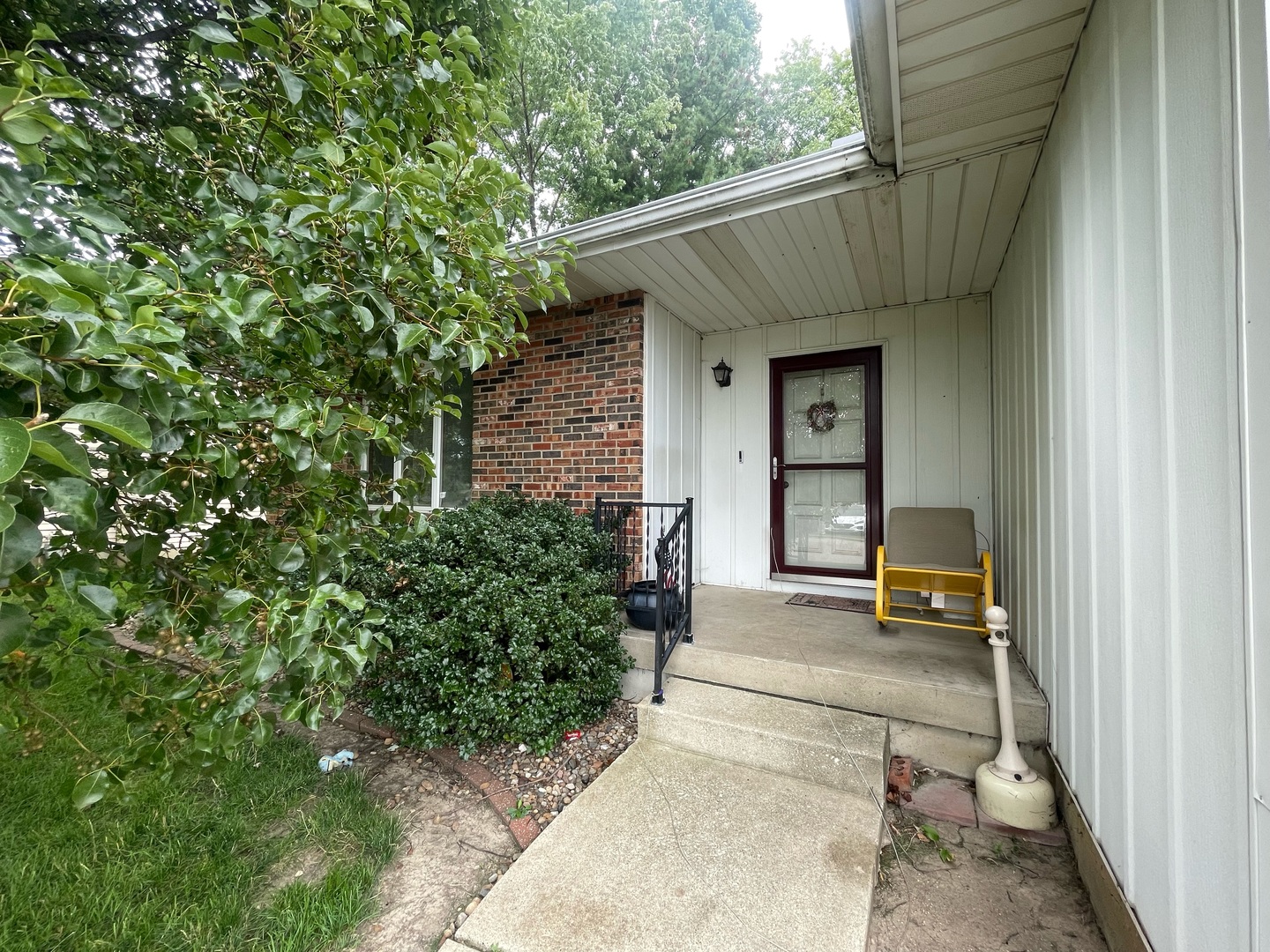 830 South Green Meadow Drive Decatur, IL 62521 - Photo 6 of 26 a view of a patio with table and chairs with wooden fence and plants
