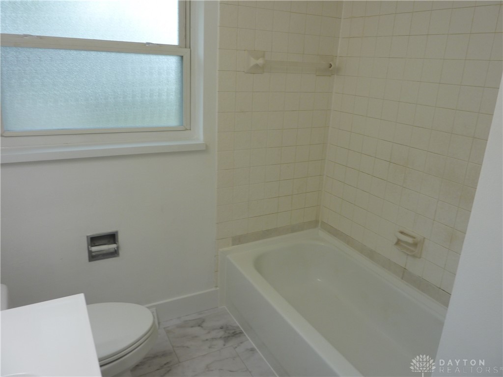 729 Brookfield Road Kettering, OH 45429 - Photo 17 of 30 2nd Full bath Tub