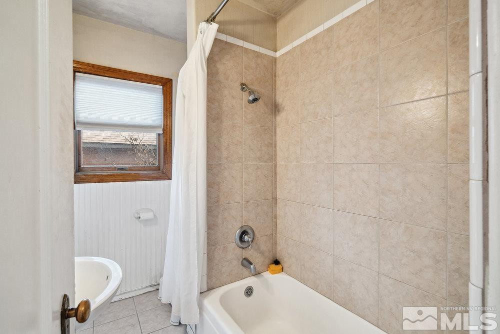 847 Washington Street Reno, NV 89503 - Photo 23 of 29 a bathroom with a tub shower and sink