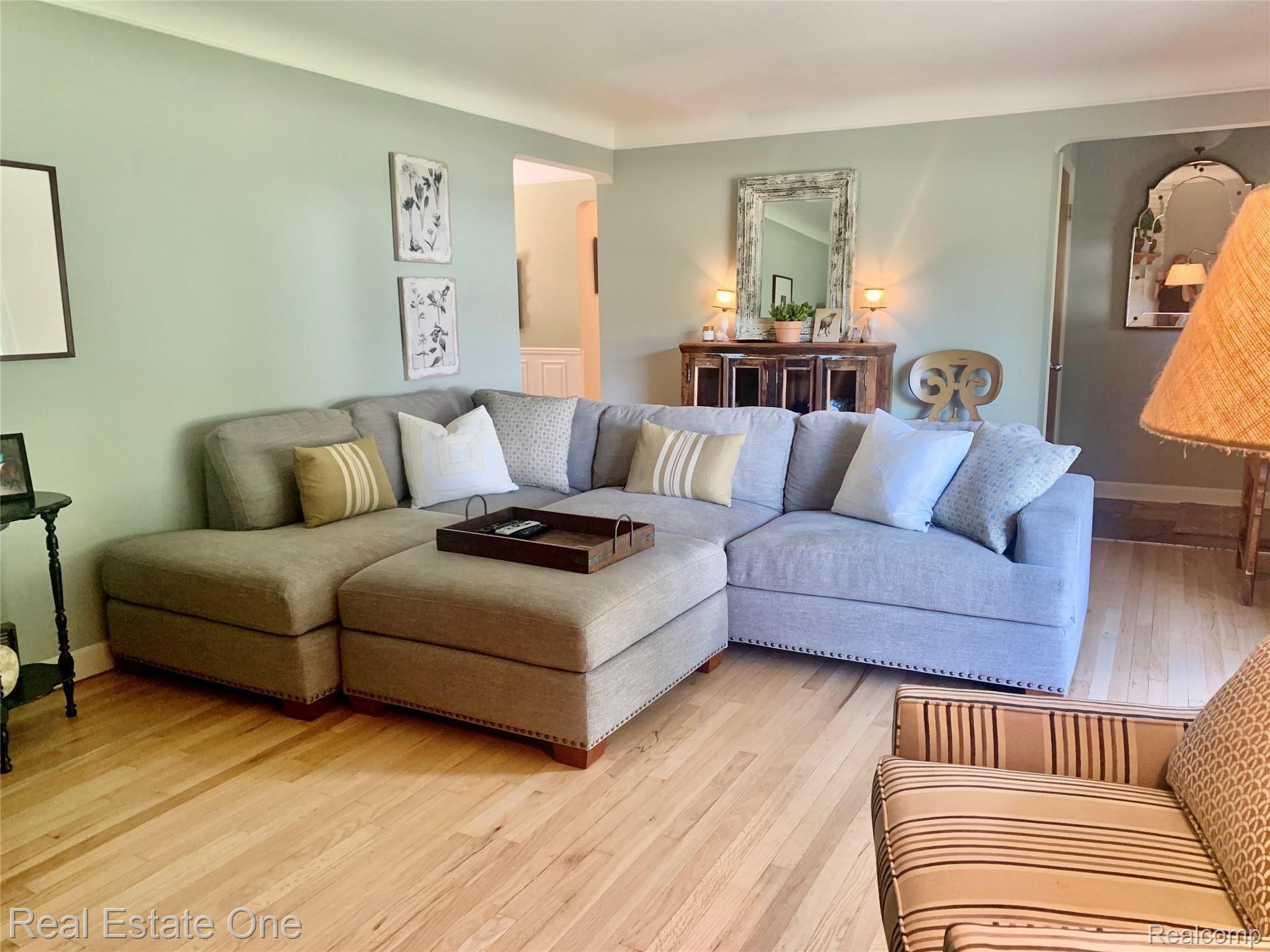 345 Willow Tree Lane Rochester, MI 48306 - Photo 2 of 17 E2A7180C-6992-4FE9-9A0B-A8ED7FD6BF65.jpeg
