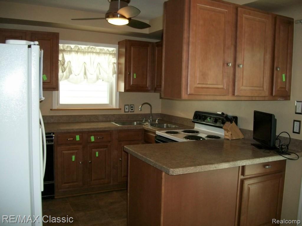 1259 Oxford Road Berkley, MI 48072 - Photo 14 of 30 100_3518.jpg