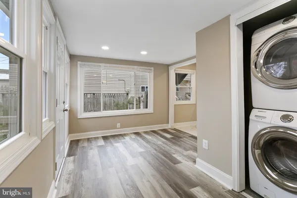 a view of empty room with washer and dryer