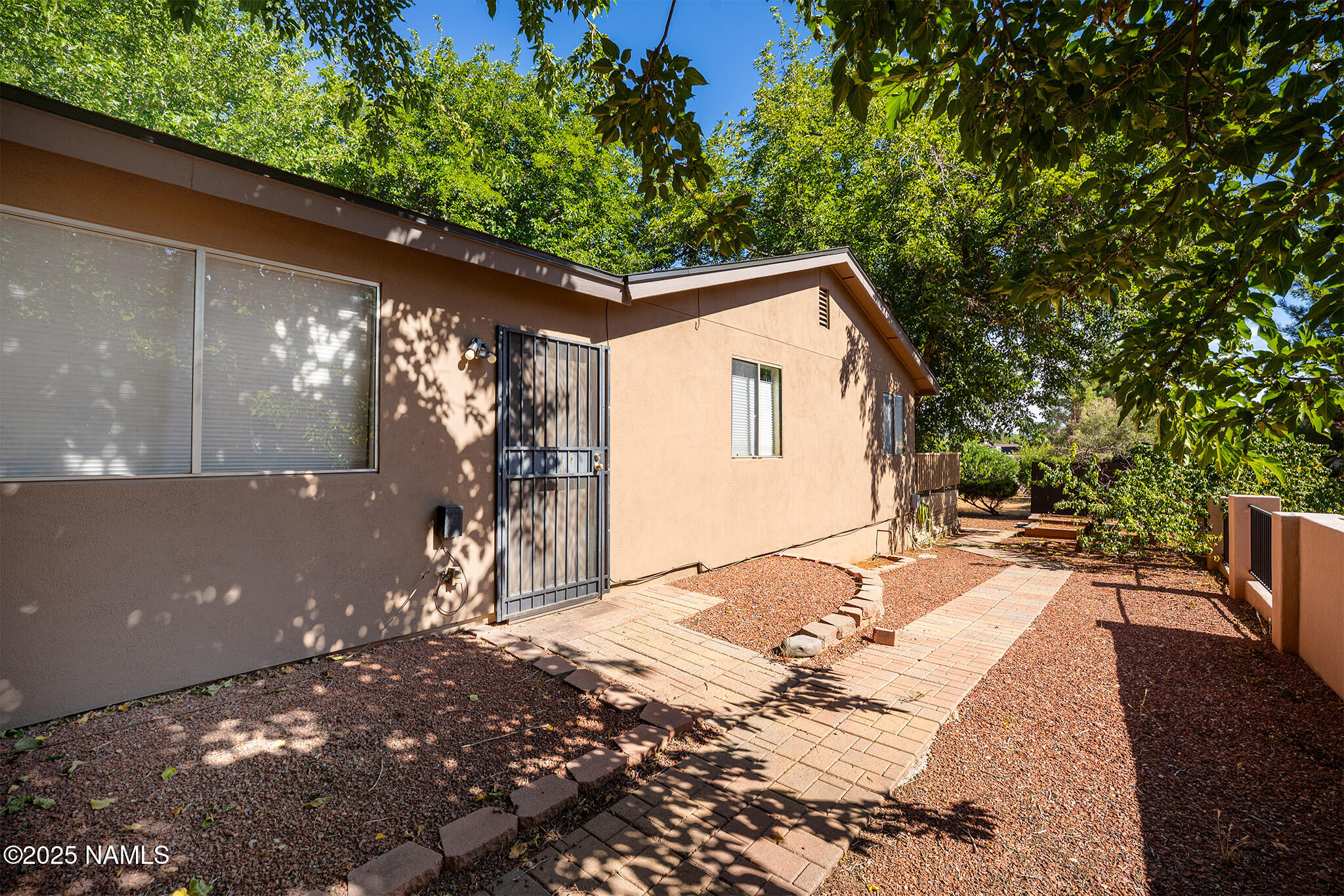 90 Vultee Road Sedona, AZ 86351 - Photo 19 of 25 a backyard of a house with table and chairs