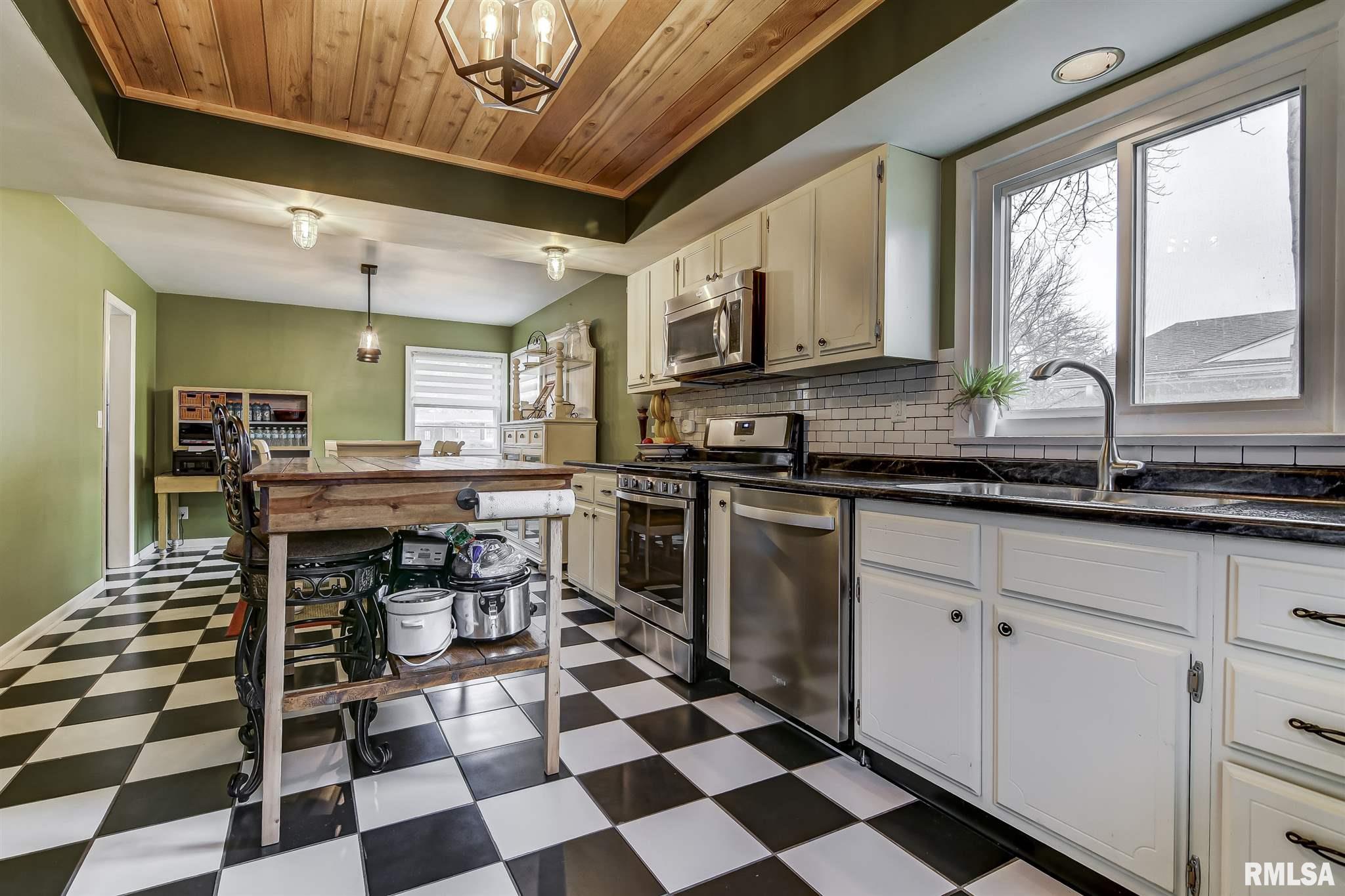 13 Circle Drive Rochester, IL 62563 - Photo 12 of 31