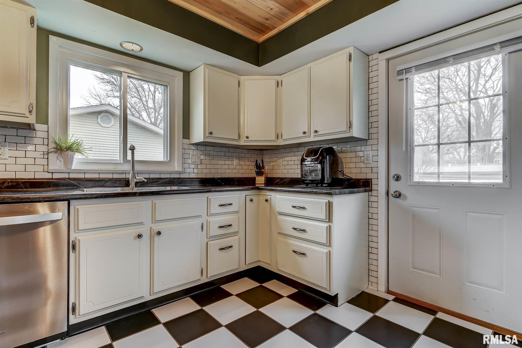13 Circle Drive Rochester, IL 62563 - Photo 10 of 31