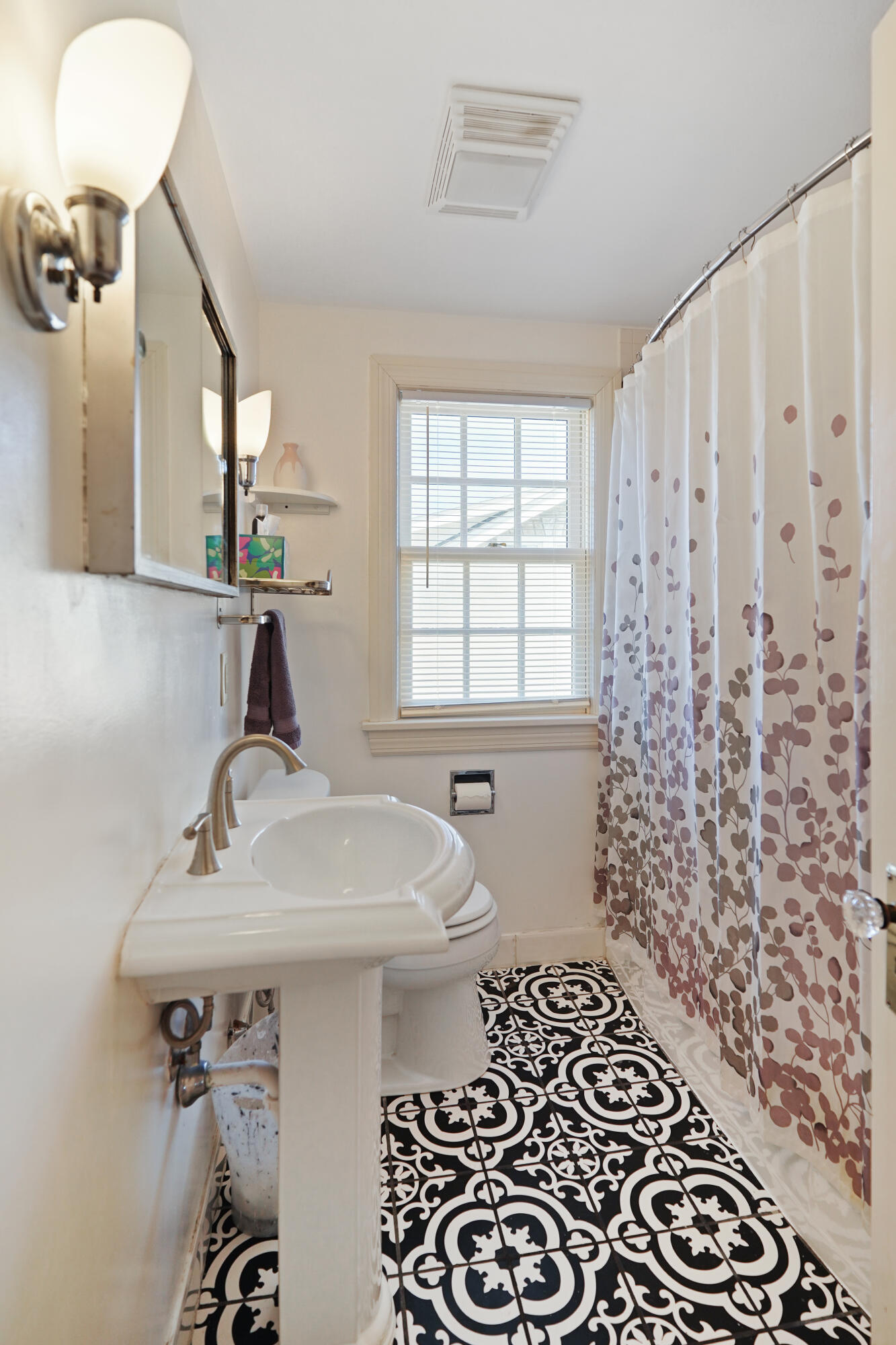 620 73rd Street Kenosha, WI 53143 - Photo 20 of 34 Upper Bath