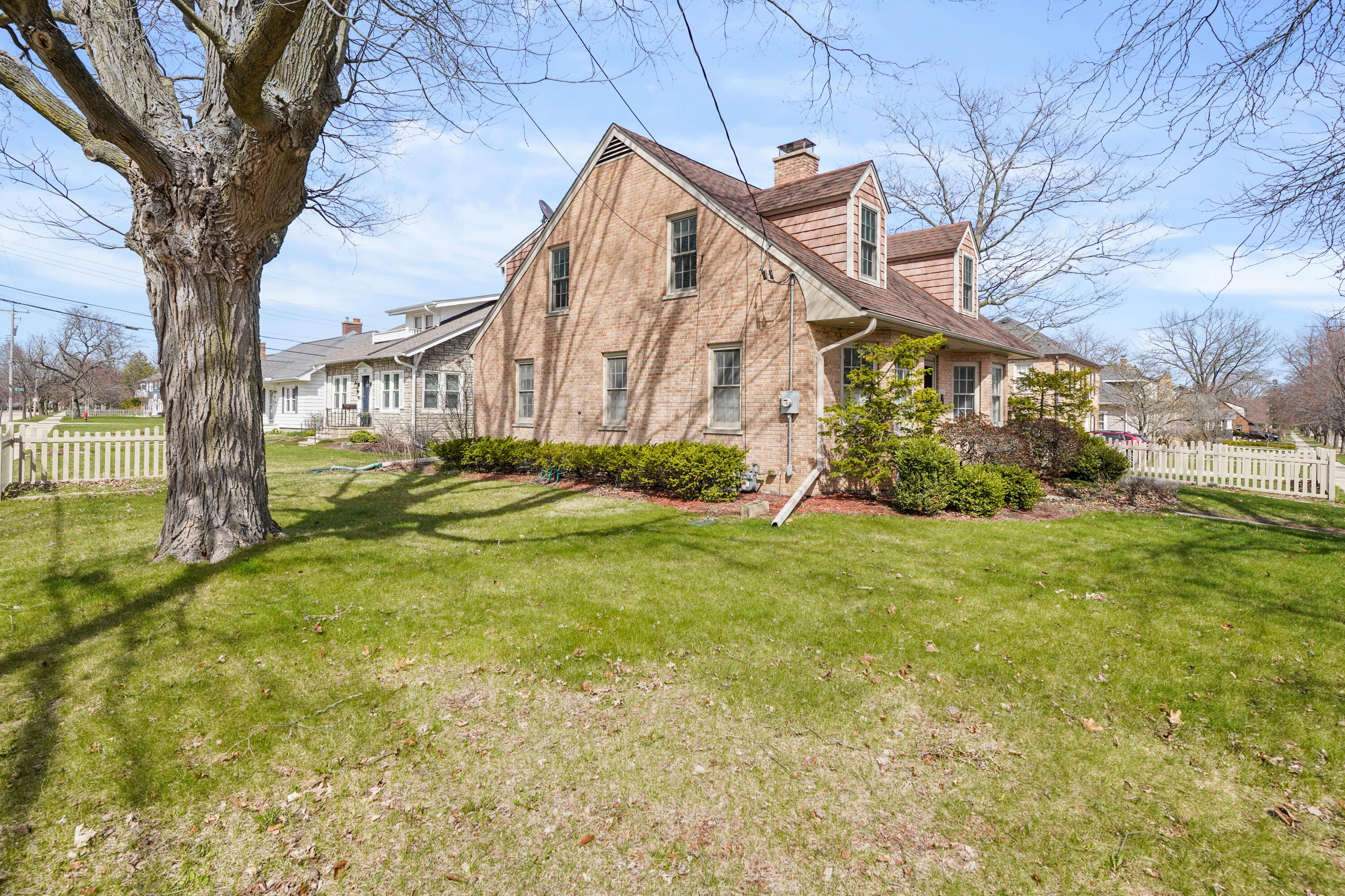 620 73rd Street Kenosha, WI 53143 - Photo 3 of 34 Side Yard