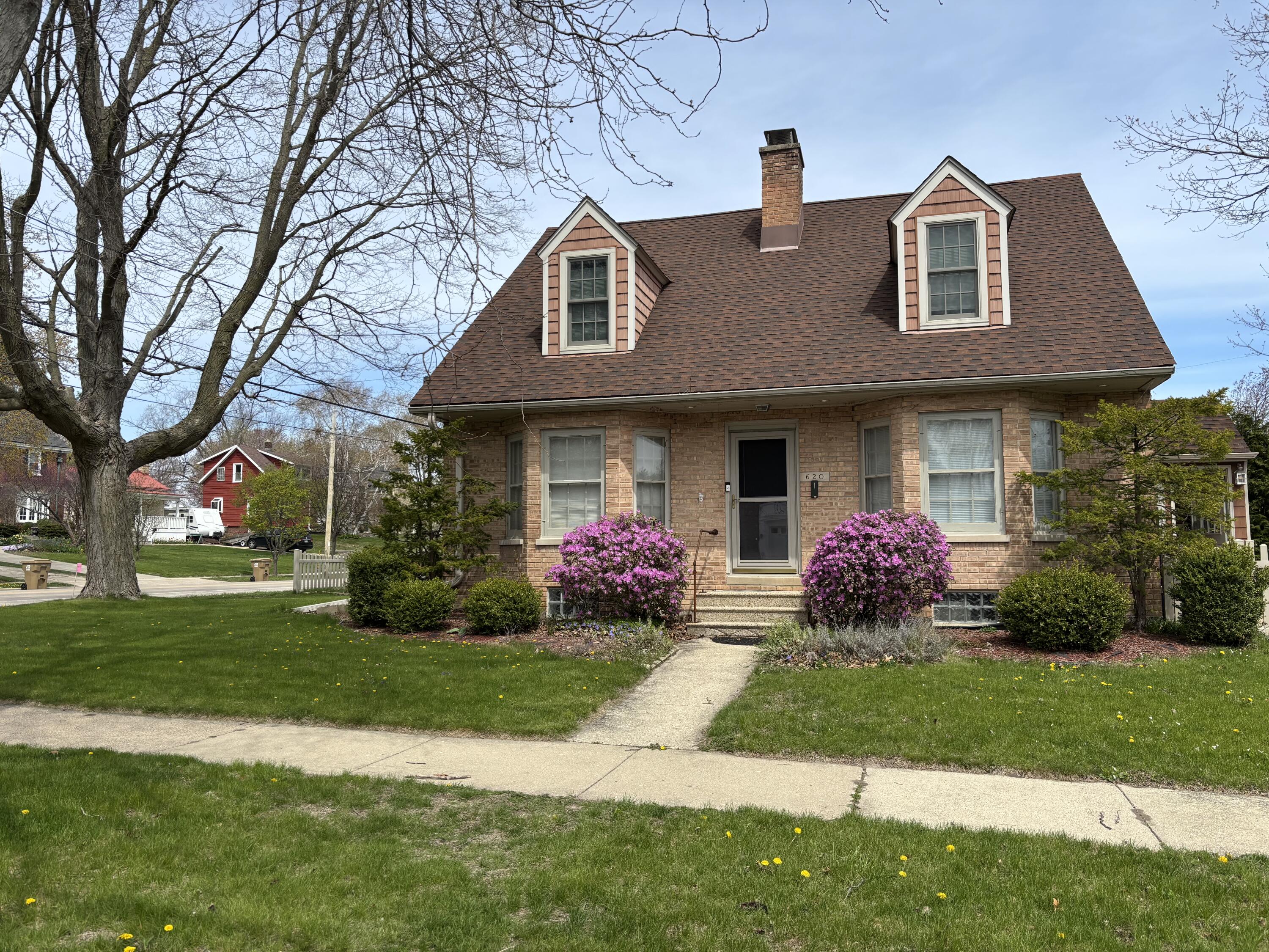 620 73rd Street Kenosha, WI 53143 - Photo 34 of 34 In full bloom!