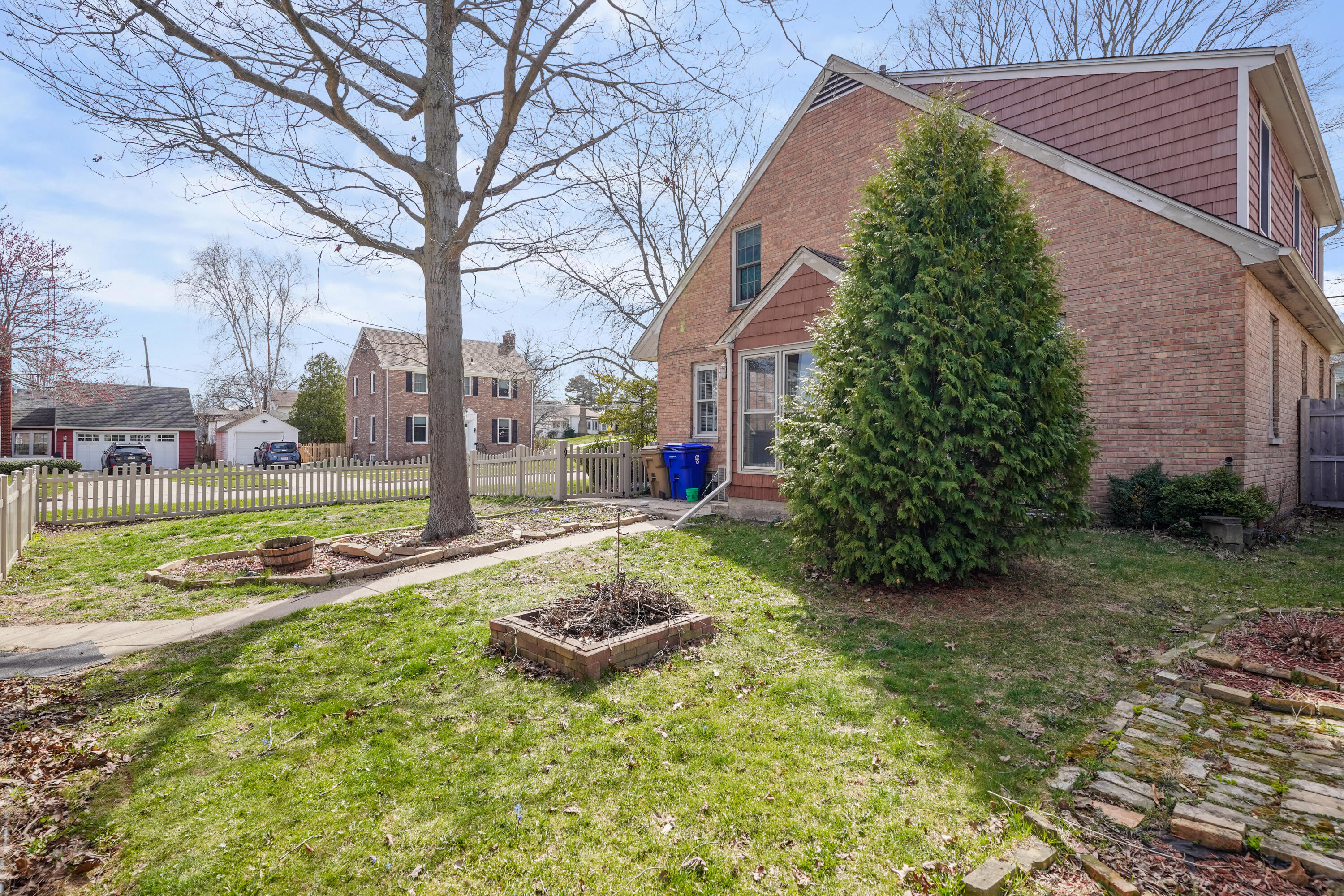 620 73rd Street Kenosha, WI 53143 - Photo 4 of 34 Yard