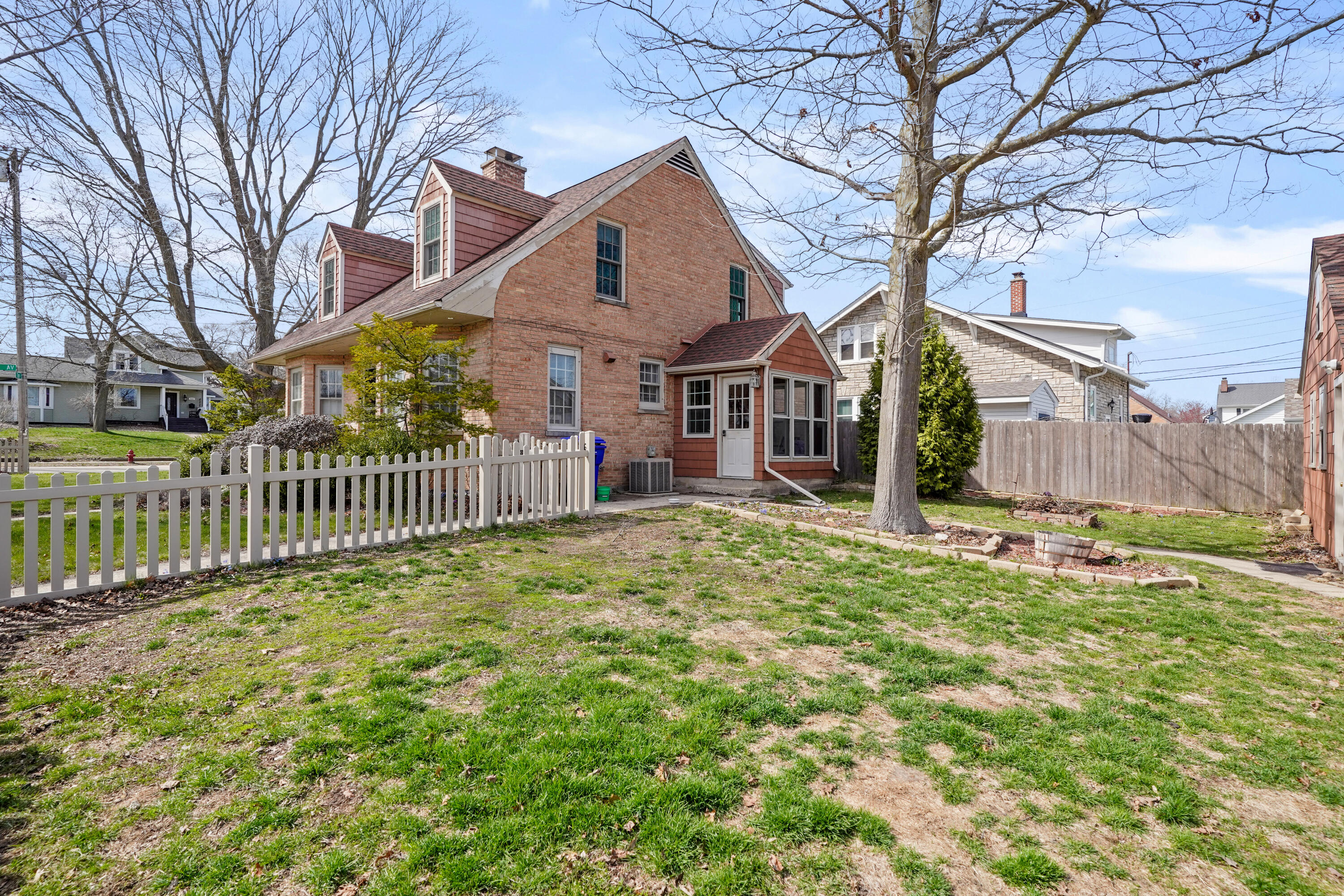 620 73rd Street Kenosha, WI 53143 - Photo 6 of 34 Fenced Yard