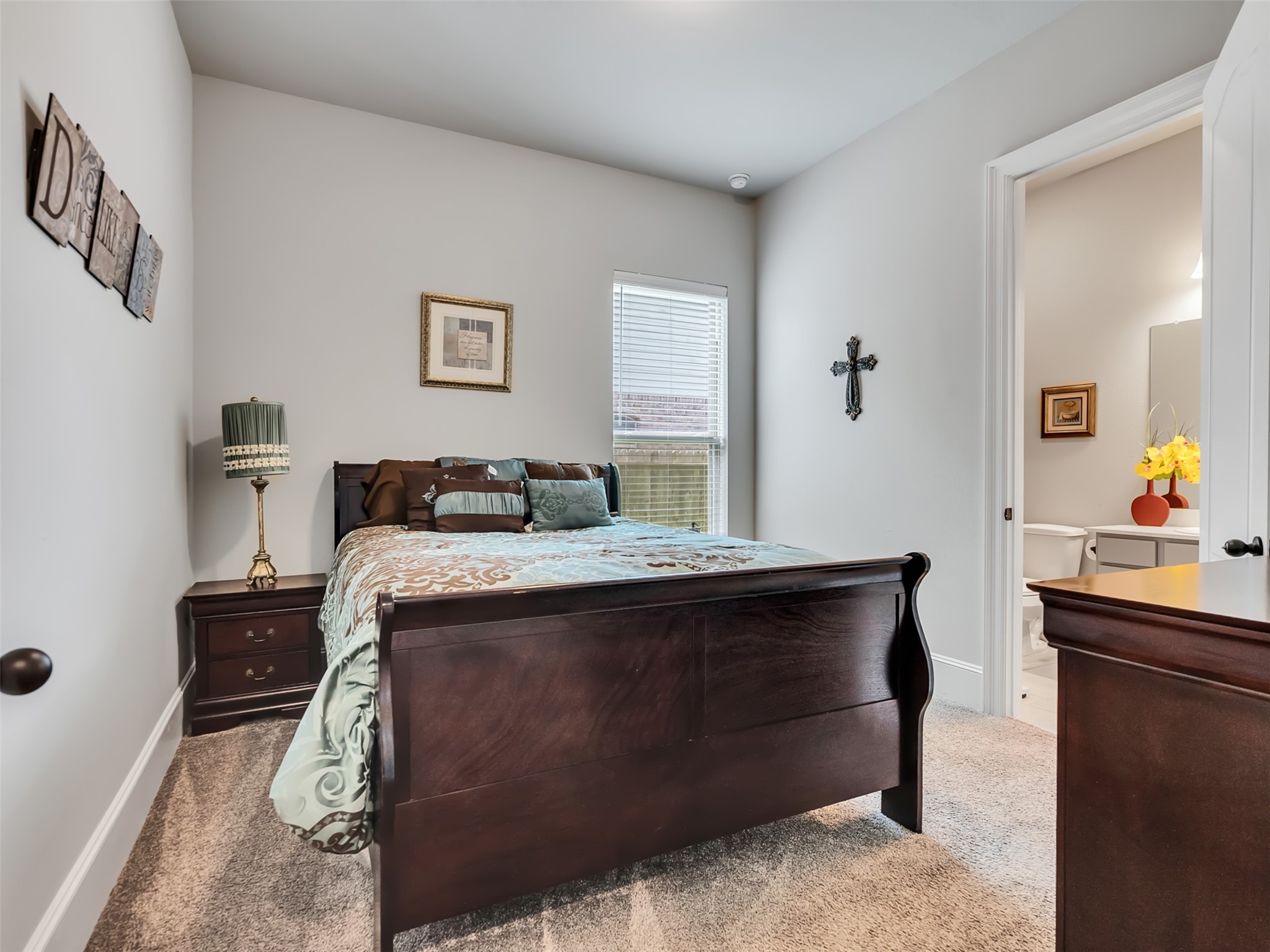 10302 Muir Peak Drive Rosharon, TX 77583 - Photo 22 of 40 Guest bedroom located downstairs with carpet.