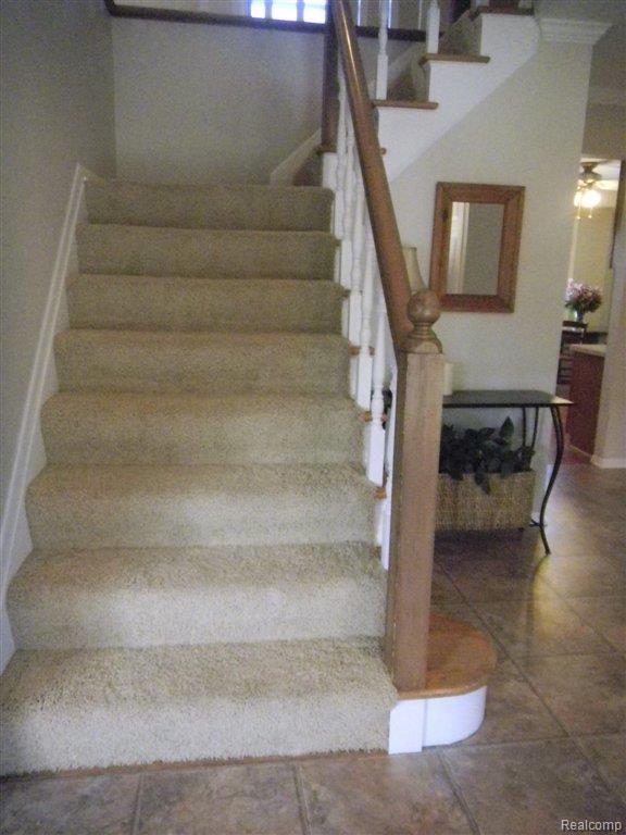 1657 Oakstone Drive Rochester, MI 48309 - Photo 4 of 25 Staircase