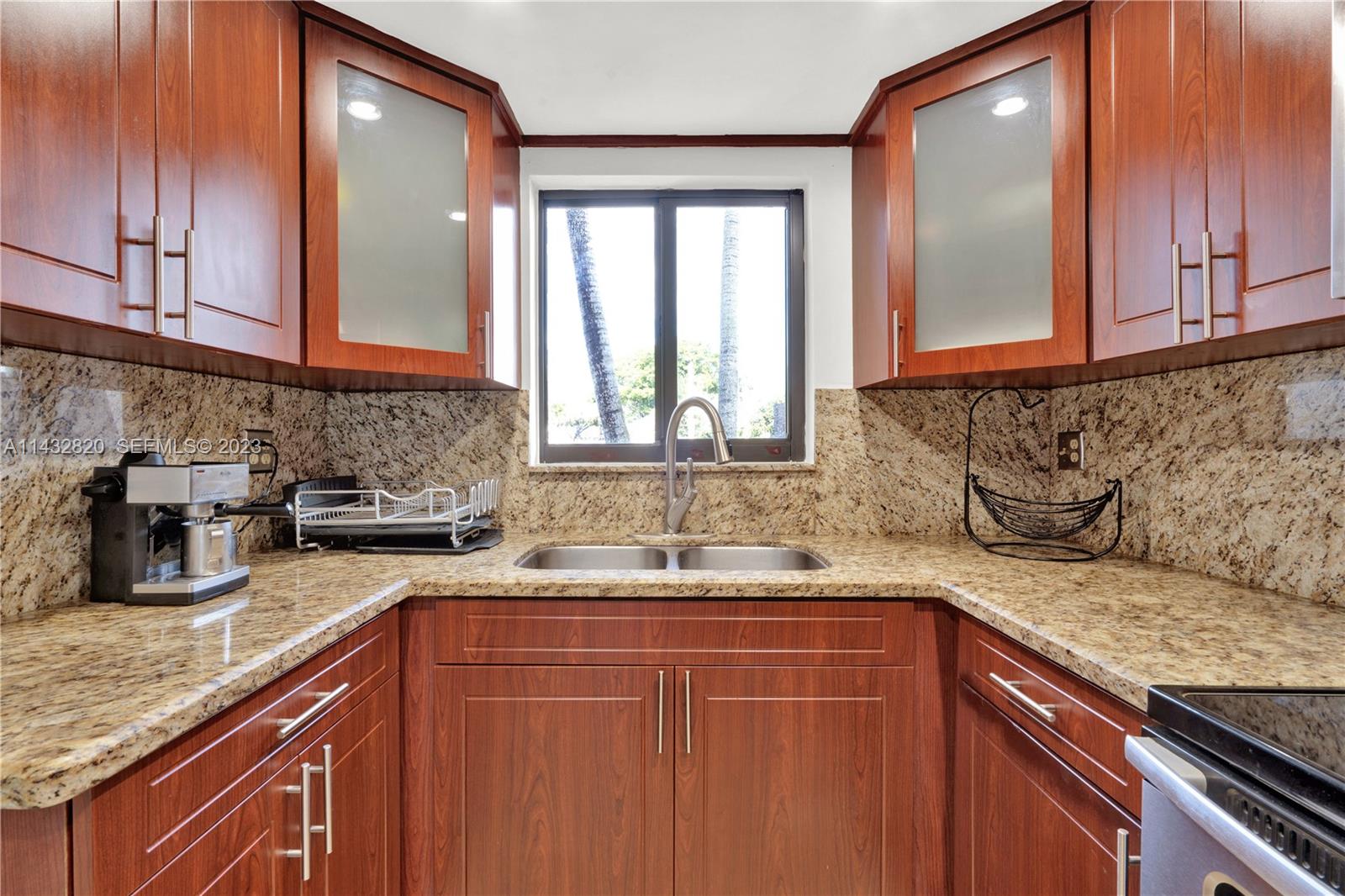 7013 Southwest 109th Court Miami, FL 33173 - Photo 9 of 33