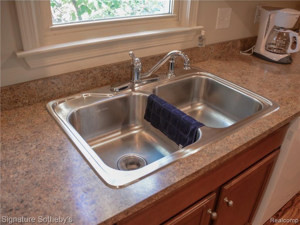 2677 Hessel Avenue Rochester Hills, MI 48307 - Photo 8 of 24