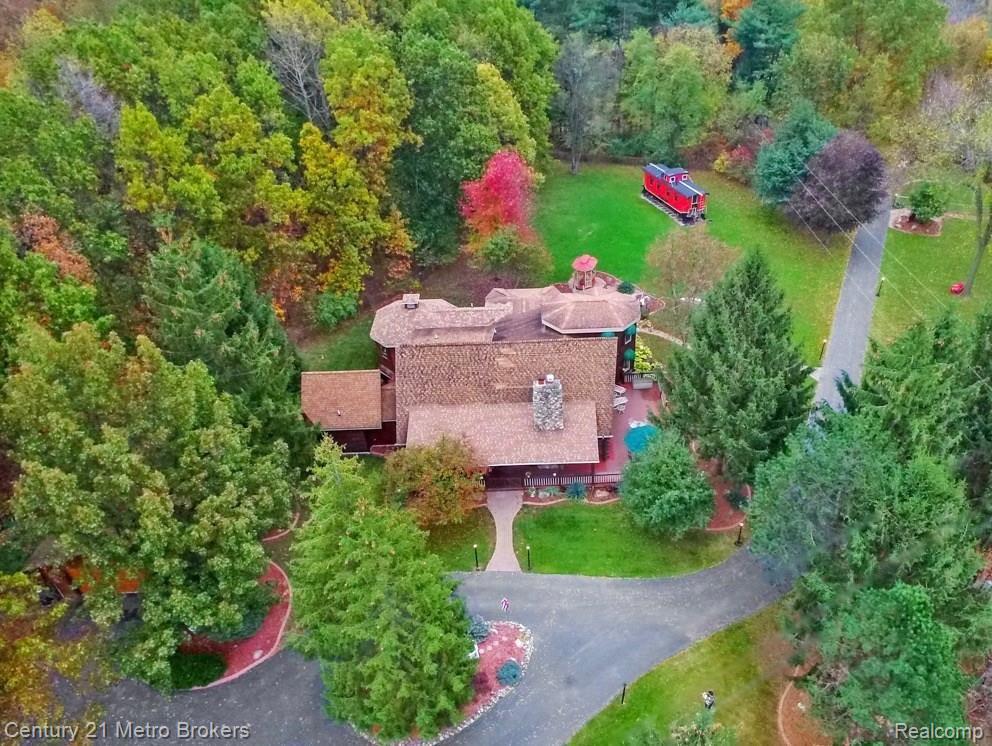10065 Center Road Fenton, MI 48430 - Photo 4 of 77 10065 Center Rd Aerial2.jpg